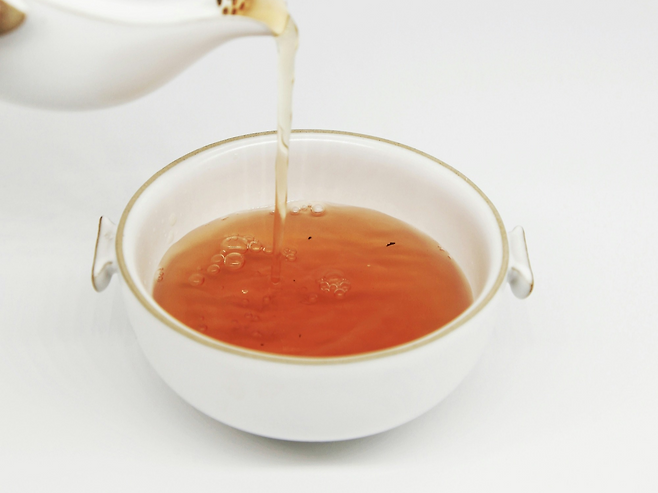 차를 따라내고 있는 모습