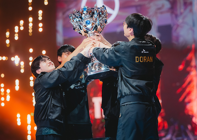 롤드컵서 우승 차지한 T1(사진=라이엇 게임즈)