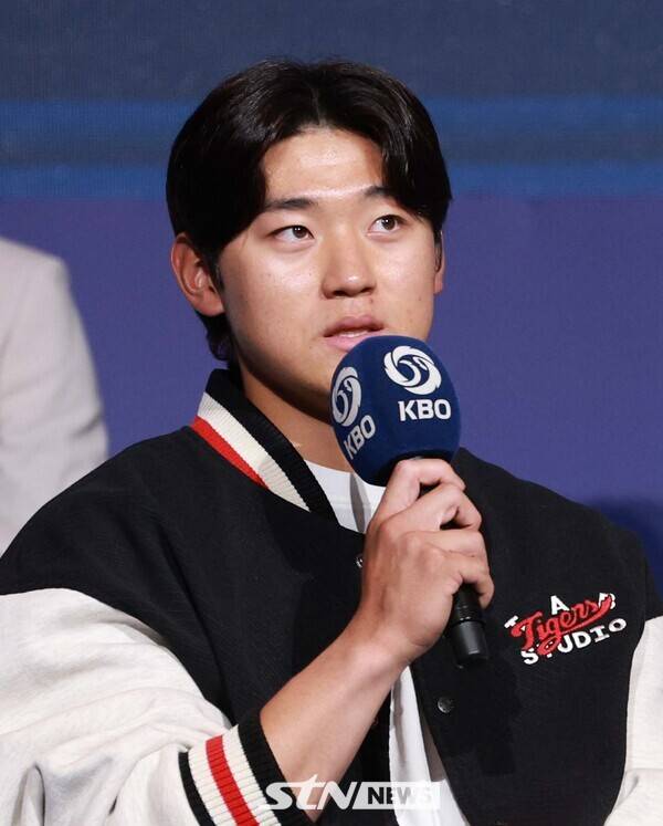 20일 서울 송파구 롯데호텔 월드 크리스탈볼룸에서 열린 2025 신한 SOL Bank KBO 미디어데이에서 KIA 김도영이 각오를 말하고 있다. 사진┃뉴시스
