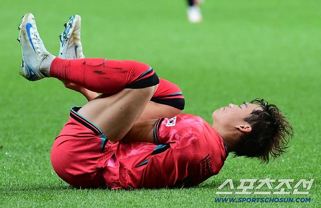 14일 서울월드컵경기장에서 열린 축구대표팀과 파라과이의 평가전. 돌파 도중 파울을 당한 오현규. 상암=송정헌 기자songs@sportschosun.com/2025.10.14/