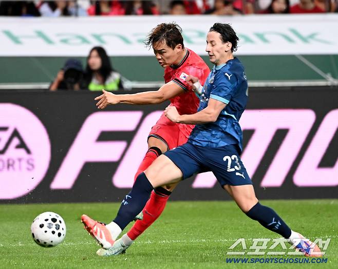 14일 서울월드컵경기장에서 열린 대한민국 축구대표팀과 파라과이의 평가전. 오현규가 슛팅을 시도하고 있다. 상암=허상욱 기자wook@sportschosun.com/2025.10.14/