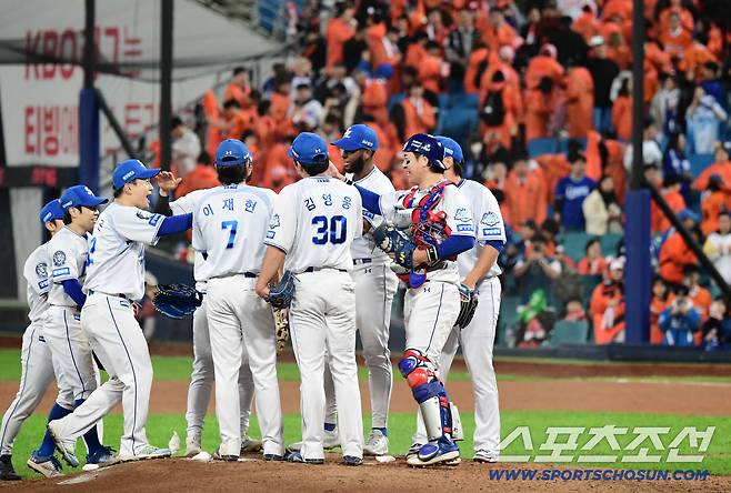 22일 대구 삼성라이온즈파크에서 열린 삼성과 한화의 PO 4차전. 삼성이 한화이 승리했다. 경기 종료 후 승리의 기쁨을 나누고 있는 삼성 선수들. 대구=송정헌 기자songs@sportschosun.com/2025.10.22/