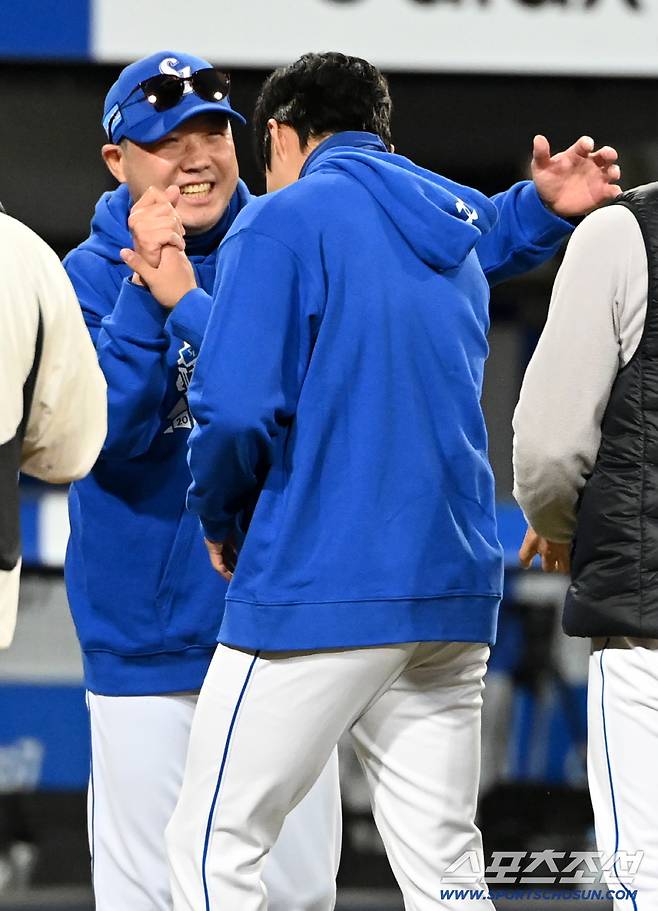 22일 대구 삼성라이온즈파크에서 열린 한화와 삼성의 플레이오프 4차전, 삼성이 7대4로 승리했다. 기쁨을 나누는 박진만 감독과 원태인의 모습. 대구=허상욱 기자wook@sportschosun.com/2025.10.22/