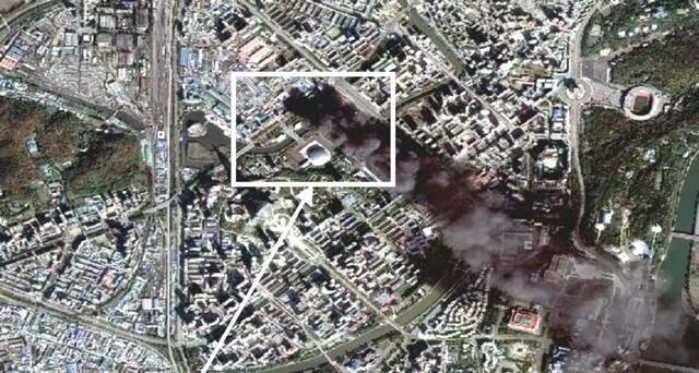 북한 평양 중심부 류경호텔 인근에서 건물 한 개 동이 화재로 인해 소실된 흔적이 식별됐다. 통일부에 따르면 화재가 발생한 건물 크기는 가로 50m·세로 50m로 약 756평이다. /SI-Analytics, NK 뉴스에서 재인용