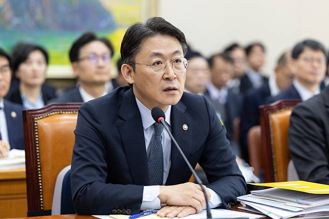 권대영 금융위원회 부위원장이 11일 서울 여의도 국회에서 열린 제429회국회(정기회) 정무위원회 제8차 전체회의에 출석해 의원 질의에 답변하고 있다. /뉴스1