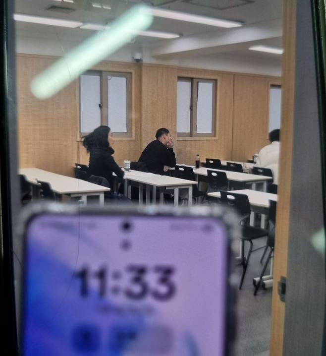 6일 서울 강남구 대치동의 한 학원에서 자정 가까이 수업이 이어지고 있다. /김수아 기자