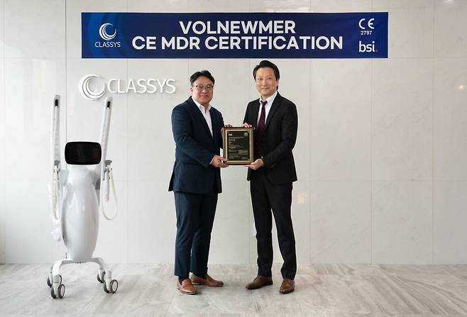 (왼쪽부터) 강기호 클래시스 품질인증본부 상무와 이형원 BSI Korea & ASEAN Head of sales 아시아 대표가 지난 19일 CE MDR 인증서 수여식을 진행했다. /클래시스