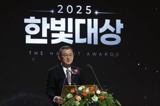 김신연 한화사회봉사단장(한화솔루션 사장)이 11일 열린 '2025 한빛대상' 시상식에서 축사를 하고 있다. 갤러리아타임월드 제공
