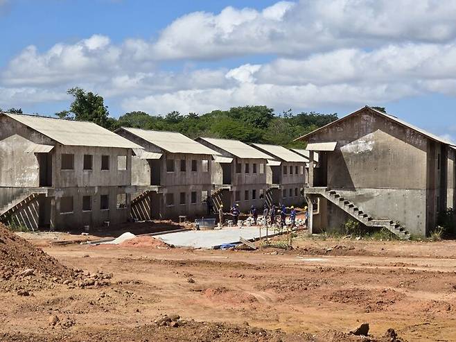 브라질 남부 원시림을 관통하는 ‘아베니다 리베르다데’ 고속도로 건설 현장 인근에 공동 주택단지 건설이 한창이다. 옥기원 기자