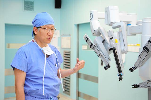 3일 서울 강남구 삼성서울병원에서 서성일 비뇨의학과 교수가 로봇수술기 앞에서 전립선암 치료에 대해 설명하고 있다. 삼성서울병원 제공