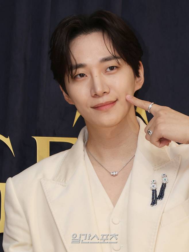 배우 이준호가 서울 광진구 광장동에서 진행된 한 워치·주얼리 브랜드 포토월 행사에 참석해 포즈를 취하고 있다. 서병수 기자 qudtn@edaily.co.kr /2024.11.27/