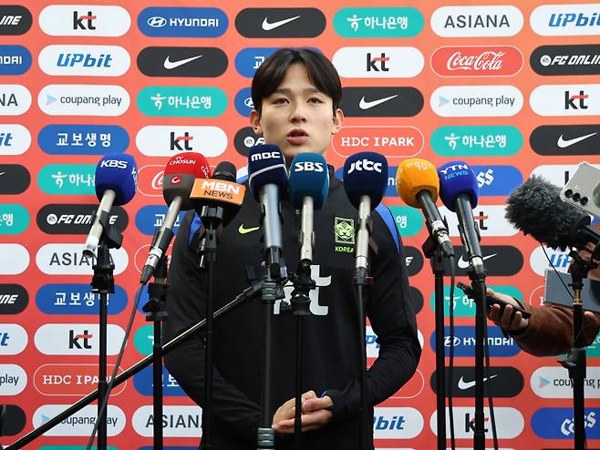 <yonhap photo-3649=""> 인터뷰하는 양민혁 (천안=연합뉴스) 윤동진 기자 = 축구대표팀 양민혁이 11일 충남 천안 대한민국축구종합센터에서 진행된 오픈트레이닝에 앞서 인터뷰를 하고 있다. 2025.11.11 mon@yna.co.kr/2025-11-11 16:03:04/ <저작권자 ⓒ 1980-2025 ㈜연합뉴스. 무단 전재 재배포 금지, AI 학습 및 활용 금지></yonhap>