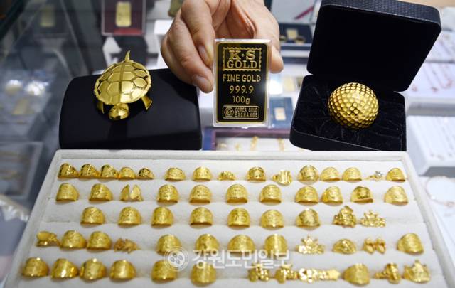 ▲ 강원 춘천시의 한 금은방에서 직원이 골드바를 들어보이고 있다. 방도겸 기자
