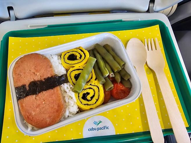 탑승 전 사전 주문한 스팸주먹밥과 달걀말이, 담백하고 고소(사진=정상미)