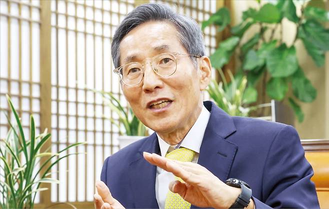 윤종규 전 KB금융 회장(현 고문)이 11일 서울 새문안로 집무실에서 한 한국경제신문과의 인터뷰에서 “부동산 문제는 현직에 있을 때부터 가장 마음에 걸렸던 숙제였다”며 “청년의 미래와 주거 안정을 위해 세제와 금융 구조를 함께 손봐야 한다”고 강조했다. 문경덕 기자