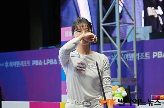 이우경을 꺾고 4년9개월만에 하이원배LPBA챔피언십에서 우승한 이미래가 그 동안의 마음고생을 떠올리며 눈물을 흘리고 있다.