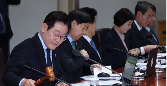 이재명 대통령이 11일 용산 대통령실에서 열린 국무회의에서 의사봉을 두드리며 개회를 선언하고 있다.(사진=연합뉴스)
