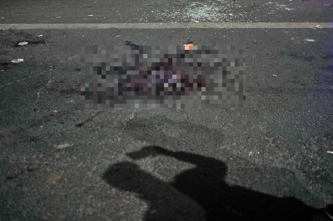 10일(현지시간) 인도 뉴델리의 명소 레드포트 인근 교차로에서 발생한 차량 폭발 현장에 핏자국이 남아 있다. /AP=뉴시스 /사진=민경찬