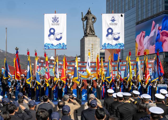 11일 오전 서울 광화문광장 충무공 이순신 동상 앞 특설무대에서 진행된 제80주년 해군창설기념식에서 해군·해병대 장병들을 비롯한 참석자들이 국기에 대한 경례를 하고 있다. 해군 제공