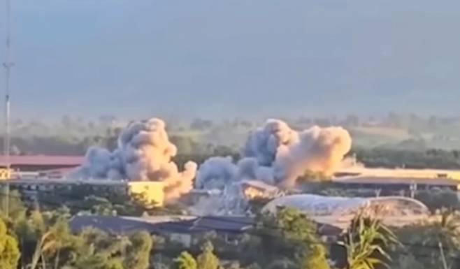 미얀마와 태국 국경의 카렌주(州) 미야와디 인근에 있는 악명높은 KK파크의 건물이 폭파되는 모습