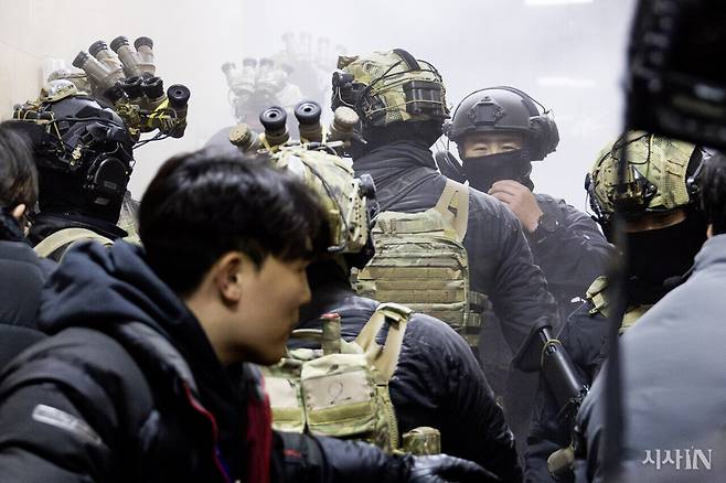 2024년 12월4일 새벽 무장한 계엄군이 국회 본회의장 인근 복도에서 진입을 시도하고 있다. ⓒ시사IN 박미소