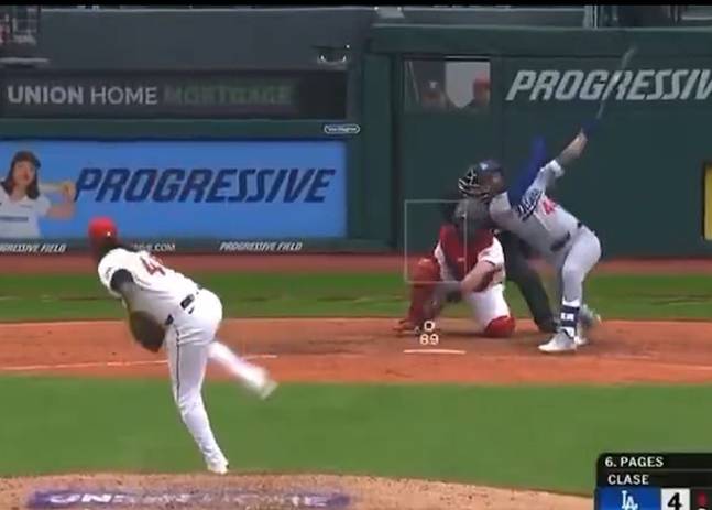 클리블랜드 엠마누엘 클라세가 지난 5월 29일(한국시간) LA 다저스전에서 9회초 승부조작을 위해 볼을 던졌으나, 앤디 파헤스가 헛스윙을 했다. /사진=중계화면 갈무리