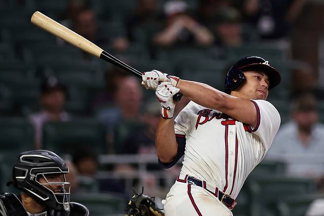 미국 메이저리그 애틀랜타 브레이브스 드레이크 볼드윈이 전미야구기자협회(BBWAA) 투표 결과 1위표 30장 중 21장을 획득하면서 내셔널리그 신인왕을 수상했다. 볼드윈은 올해 빅리그에서 124경기 405타수 111안타 타율 0.274, 19홈런, 80타점, 출루율 0.341, 장타율 0.469의 성적을 남겼다. 공격뿐만 아니라 수비에서도 활약하며 확실하게 눈도장을 찍었다. AP 연합뉴스