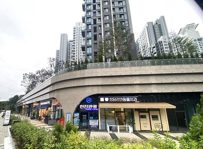 ▲ 서울 강서·강남·강동의 신축 단지 상가들을 임장한 결과, 위치와 가격대, 단지 성격은 서로 달랐지만 공통점이 있었다. 상권 잠재력에 비해 상가를 과도하게 키우지 않고, 동네 생활 흐름에 필요한 업종만 적정 규모로 배치한다는 점이다. 지하철역·통학로·시장·업무지구 등 이미 형성된 생활 동선 위에 상가가 놓이기 때문에 공실이 나더라도 채워지는 속도가 빠르고, 한 번 자리 잡은 업종은 비교적 오래 버틴다. 이는 초기 분양 단계에서 수익형 부동산 투자 수요에 맞춰 상가 규모가 과도하게 설계된 곳이 적지 않은 인천과는 대조적이다.