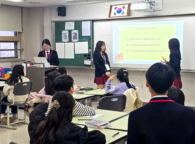 ▲ 동탄국제고등학교 학생들이 영어회화 중급반 프로그램을 진행하고 있다./사진제공=동탄국제고등학교