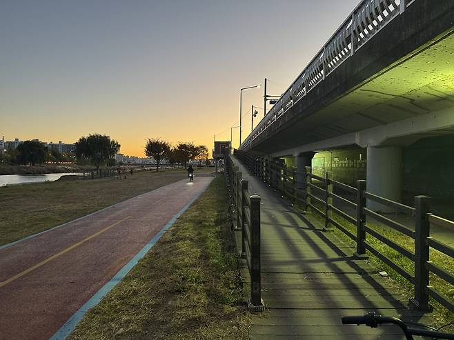 10일 대전 유등천 일대에는 자전거 전용도로와 함께 하천 위로 올라갈 수 있는 연결 구간이 조성돼 있었다. 사진=권오선 기자.