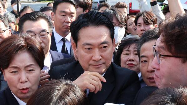 장동혁 국민의힘 대표가 6일 광주 북구 국립5·18민주묘지에서 광주전남촛불행동 등 시민단체의 강한 제지 속 참배를 위해 이동하고 있다. 판영석 인턴기자