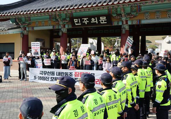 광주전남촛불행동 등 시민단체가 6일 광주 북구 국립5·18민주묘지에서 장동혁 국민의힘 대표의 광주 방문에 반발하며 경찰의 제지 속 바닥에 앉아 항의하고 있다. 판영석 인턴기자