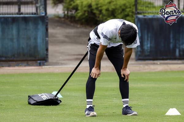 두산 투수진의 흙주머니 훈련(사진=두산)