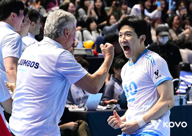 대한항공이 삼성화재를 꺾고 4연승과 함께 V리그 선두로 도약했다.(KOVO제공)