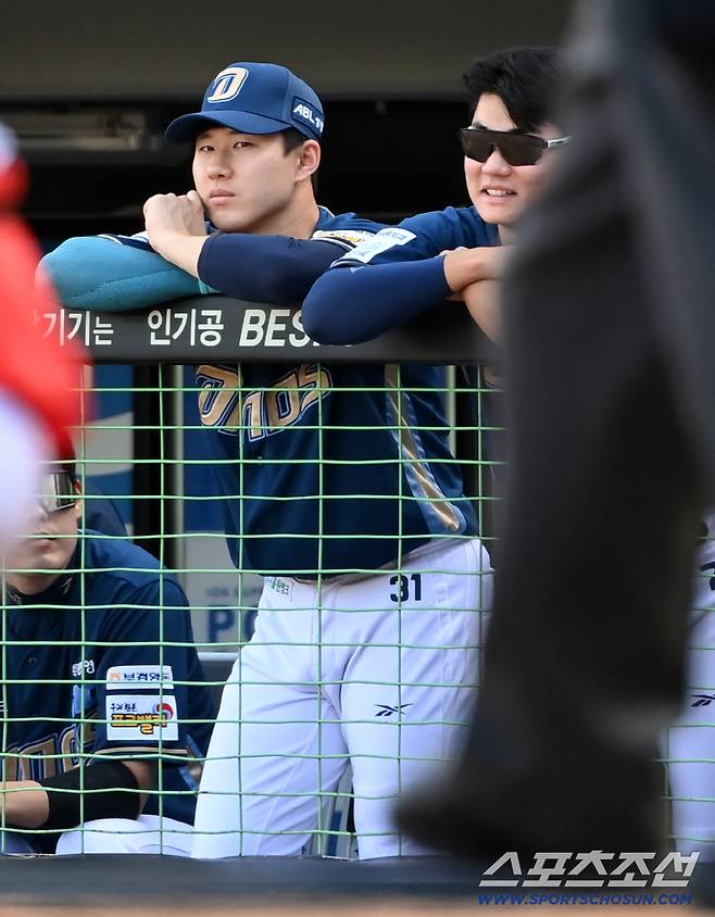 21일 광주KIA챔피언스필드에서 열린 NC와 KIA의 경기, NC 최원준과 김주원이 나란히 더그아웃에서 경기를 지켜보고 있다. 광주=허상욱 기자wook@sportschosun.com/2025.09.21/