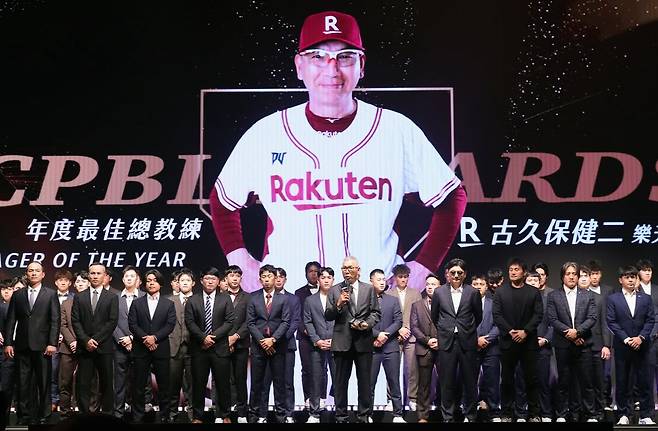 올해의 CPBL 감독상을 수상한 후루쿠보 감독. 사진=라쿠텐 몽키스 공식 SNS