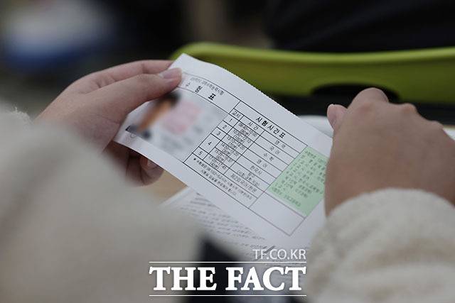 2026학년도 대학수학능력시험(수능)을 하루 앞둔 12일 오전 서울 은평구 은평고등학교에서 3학년 학생들이 수험표를 확인하고 있다. /남용희 기자