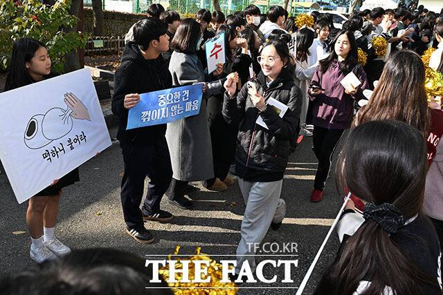 2026학년도 대학수학능력시험(수능)을 하루 앞둔 12일 오전 서울 은평구 은평고등학교에서 1,2학년 학생들이 수험표를 받은 뒤 학교를 나서는 수험생들을 응원하고 있다./남용희 기자