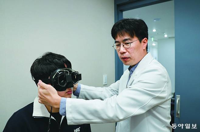 지난 3일 서울 강남구 이태규뇌리신경과 의원에서 김경준 원장이 프렌젤 고글을 이용한 눈떨림(안진) 검사로 어지럼증 환자의 원인을 진단하는 모습. 이한결 기자always@donga.com