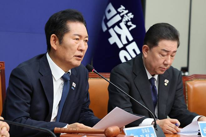 정청래 더불어민주당 대표가 10일 서울 여의도 국회에서 열린 최고위원회의에서 발언하고 있다. 뉴스1