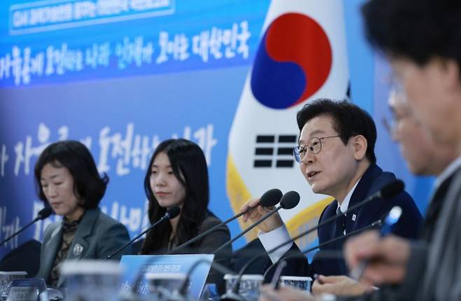 이재명 대통령이 7일 대전 유성구 국립중앙과학관에서 열린 '다시 과학기술인을 꿈꾸는 대한민국' 국민보고회에서 토론을 주재하고 있다. 연합뉴스 제공