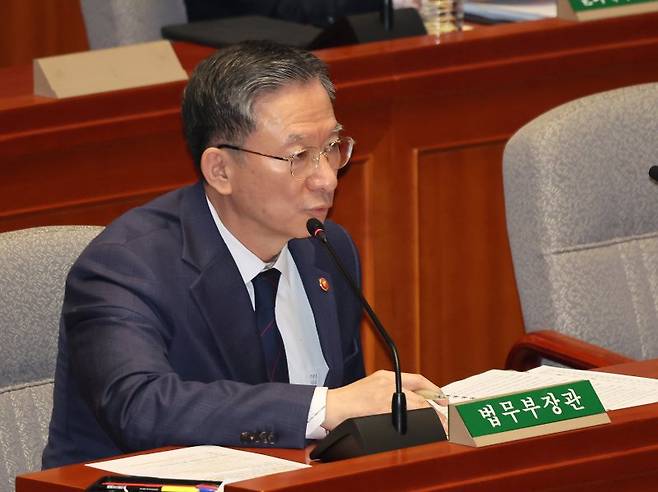 정성호 법무부 장관이 12일 서울 여의도 국회에서 열린 예산결산특별위원회 전체회의에 출석해 의원 질의에 답변하고 있다. 뉴스1
