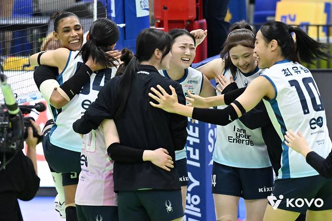 GS칼텍스 선수들이 지난 11일 수원 현대건설전에서 5세트 승부 끝에 승리하고 기쁨을 나누고 있다. 사진=KOVO