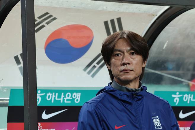 <yonhap photo-5149=""> 파라과이전 앞둔 홍명보 감독 (서울=연합뉴스) 임화영 기자 = 14일 서울 마포구 서울월드컵경기장에서 열린 한국과 파라과이 축구 대표팀의 친선경기. 한국 축구 대표팀 홍명보 감독이 경기장에 입장한 뒤 선수들을 바라보고 있다. 2025.10.14 hwayoung7@yna.co.kr/2025-10-14 20:06:58/ <저작권자 ⓒ 1980-2025 ㈜연합뉴스. 무단 전재 재배포 금지, AI 학습 및 활용 금지></yonhap>