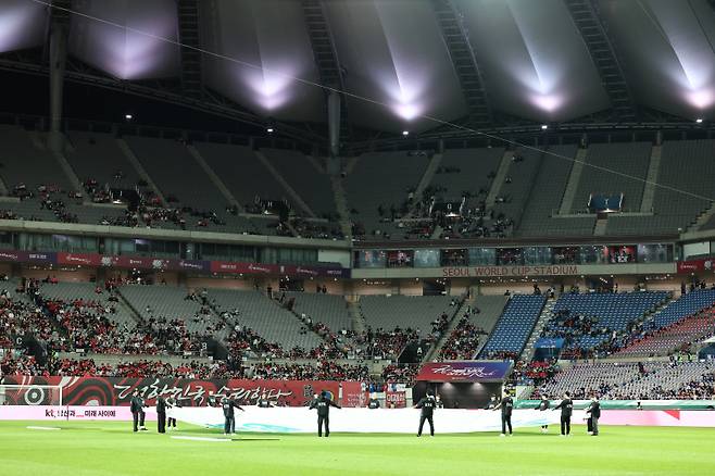 <yonhap photo-5041=""> 빈 자리 보이는 월드컵 경기장 (서울=연합뉴스) 윤동진 기자 = 14일 한국과 파라과이 축구 대표팀의 친선경기가 열리는 상암월드컵 경기장 관중석에 빈 자리가 보인다. 2025.10.14 mon@yna.co.kr/2025-10-14 19:51:18/ <저작권자 ⓒ 1980-2025 ㈜연합뉴스. 무단 전재 재배포 금지, AI 학습 및 활용 금지></yonhap>