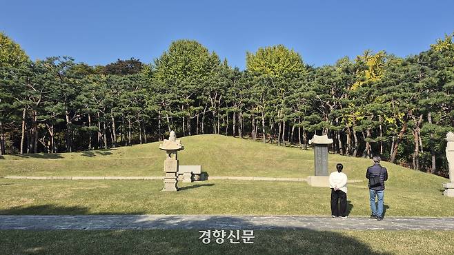 서울 용산구 효창공원 내 백범 김구 선생의 묘를 지난 5일 방문객들이 바라보고 있다. 류인하 기자