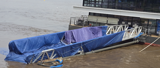 지난 7월20일 풍수해로 한강버스 잠실 선착장이 기울어지고 도교가 물에 잠긴 모습. 양부남 의원실 제공.