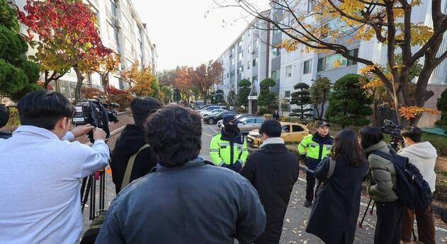 12일 서울 용산구에 있는 황교안 전 국무총리 자택에서 내란 선전·선동 혐의와 관련해 체포영장을 집행, 체포를 시도 중이다. 연합뉴스