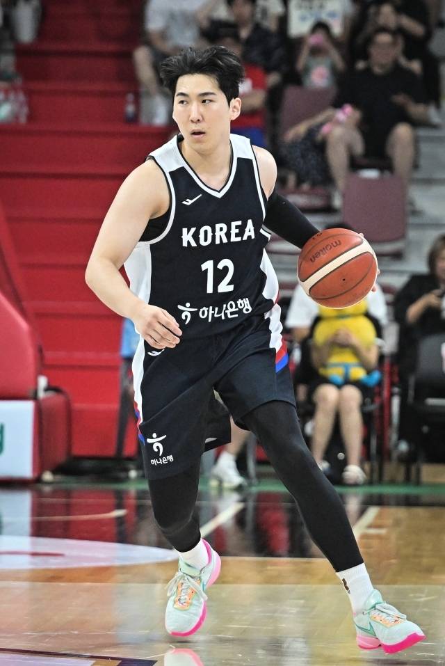 문정현은 2023 KBL 신인 드래프트 전체 1순위 선수로 현재 수원 kt에서 주전 포워드로 활약 중이다. 국가대표로도 수차례 선발되며 활약했다. 지난 FIBA 제다 아시아컵 2025 괌과의 8강전에서 18점 8리바운드 4스틸로 맹활약, 승리를 이끈 바 있다. 사진=대한민국농구협회 제공