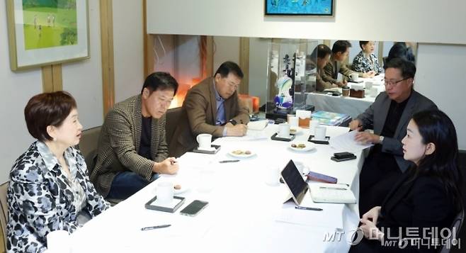 글로벌코리아인사이츠(이사장 백용호 머니투데이 상임고문) 고문단이 지난 10일 서울 중구 '컨퍼런스하우스 달개비'에서 첫 좌담회를 열고 '한국기업의 글로벌 미래전략'에 대해 논의하고 있다. 왼쪽부터 시계방향으로 신미남 전 두산퓨얼셀 사장, 박정호 전 SK하이닉스 부회장, 황각규 전 롯데지주 부회장, 전하진 전 한글과컴퓨터 대표, 박선영 동국대 교수(GK인사이츠 이사) /사진=김창현